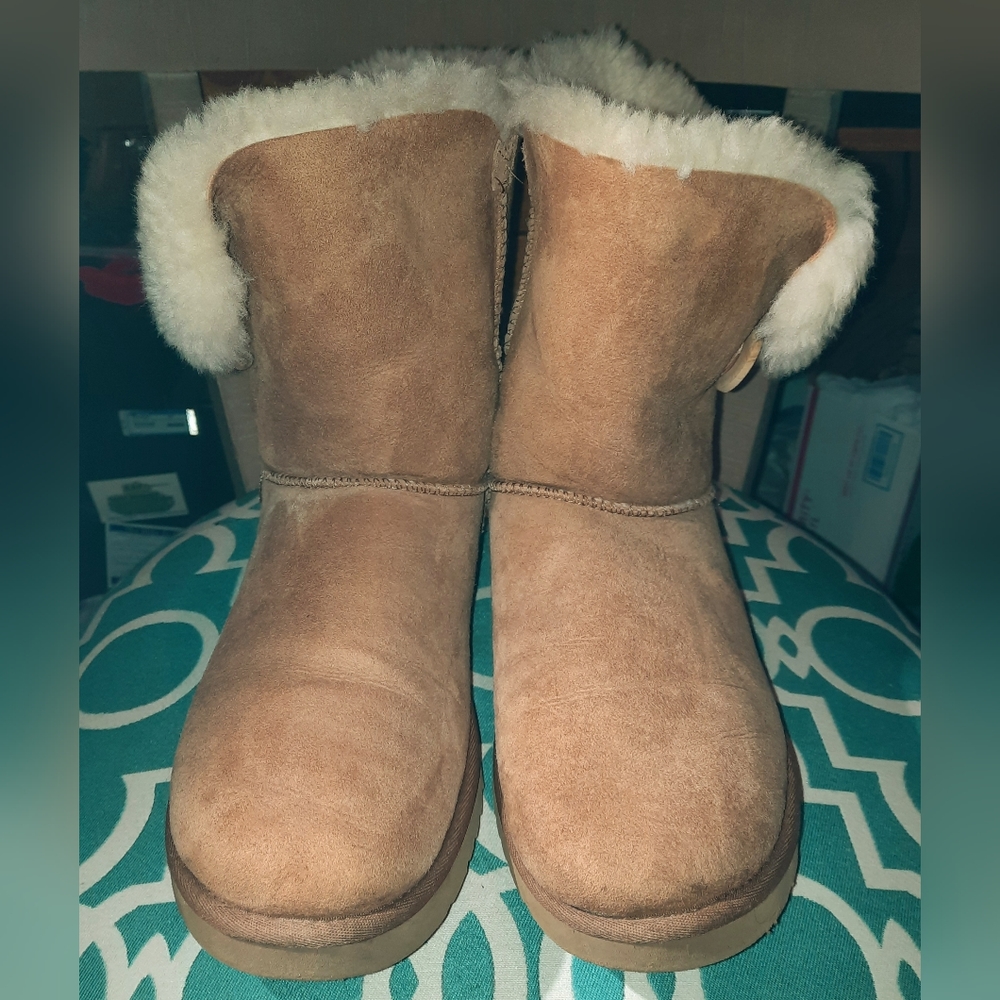 EUC Ladies Size 10 UGGS Bailey 1 button in Chestnut. - Picture 2 of 9